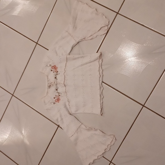 4/$30 White Lacy Long Bell Sleeve Tee - Size 5 (Girl) - Picture 1 of 7